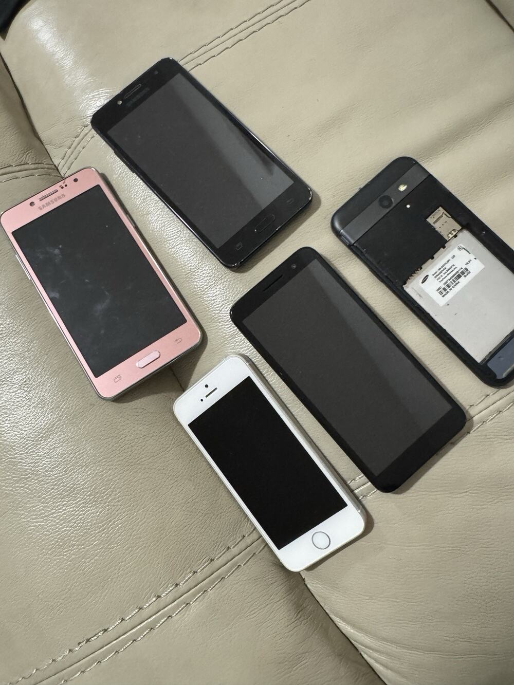 Lot 5 Phones, Some Unlocked, Apple SE And Samsung Alcatel